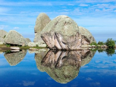 Peru: Marcahuasi Steine im Wasser mit Reflexion