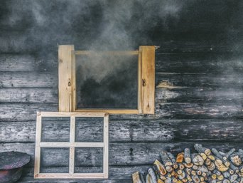 Aus einer Sauna kommt Dampf