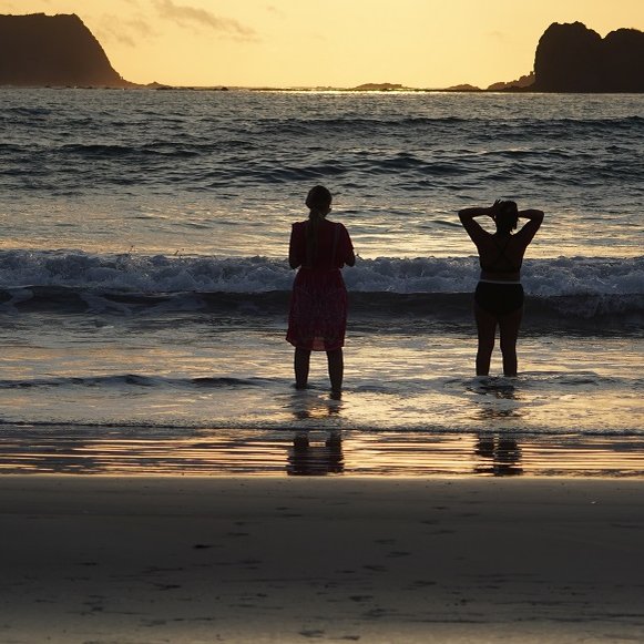 Zwei Frauen am Meer bei Sonnenuntergang