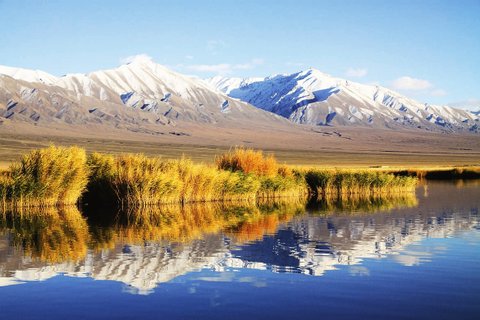 Berge mit Schnee auf Spitze
