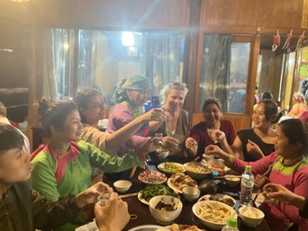 homestay sapa, viele menschen die was essen