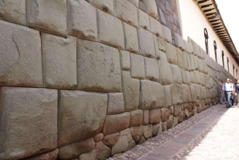 Peru und Bolivien Rundreise - Steinwand in Cusco