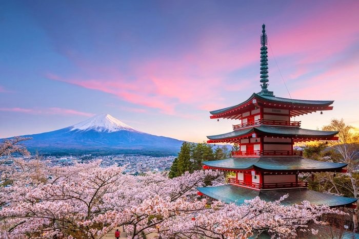 Sonnenuntergang an der Chureito Pagode mit dem Fuji im Hintergrund