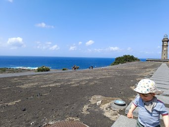 Kleinkind auf der Azoreninsel Faial