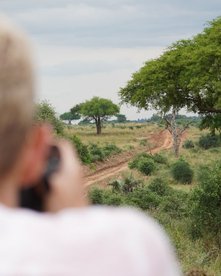 Tourist fotografiert die Landschaft Ugandas