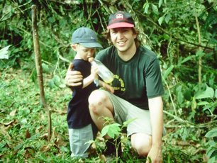 Rainer & Sohn Paul beim Bäume pflanzen