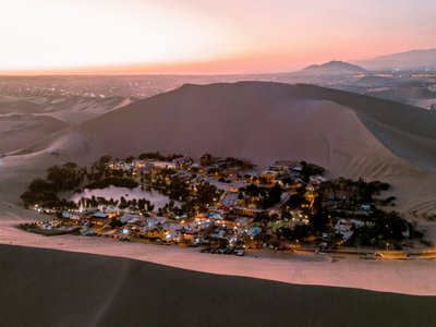 Oase Huacachina in Dünenlandschaft - Peru und Bolivien Highlights