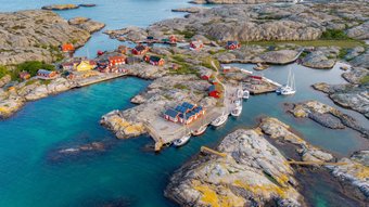 Schäreninseln in Schweden mit vereinzelten Häusern und türkisblauem Wasser