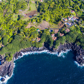 Blaues Meer grenzt an grüne Küste auf den Azoren