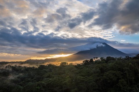 costa rica shuttle - Vulkan Arenal umgeben von Wolken