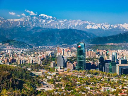 Patagonien Gruppenreise - Santiago mit Bergen im Hintergrund