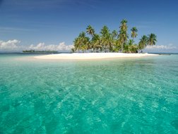 Türkisblaues Wasser umgibt die paradiesischen San Blas Inseln.