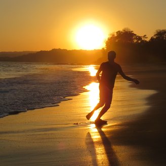 Mensch rennt am Strand im Sonnenuntergang