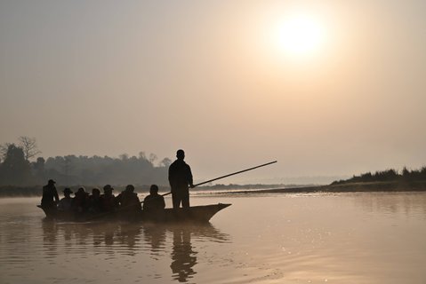 Nepal Gruppenreise - Einheimische beim Überqueren eines Flusses