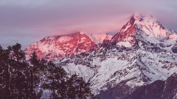 Berggipfel im Licht der untergehenden Sonne in Nepal