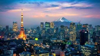 Funkelnde Skyline von Tokio mit dem Fuji im Hintergrund