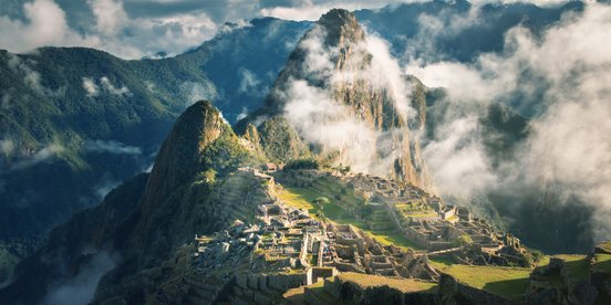 Machu Picchu umhüllt von Wolken