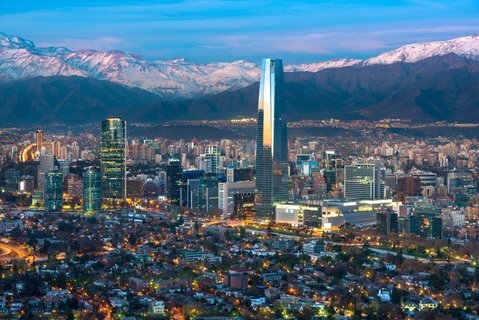 Patagonien Reise - Santiago im Abendlicht mit schneebedeckten Bergen im Hintergrund