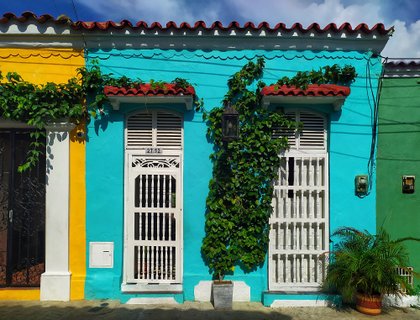 kolumbien gruppenreise - hellblaues Haus