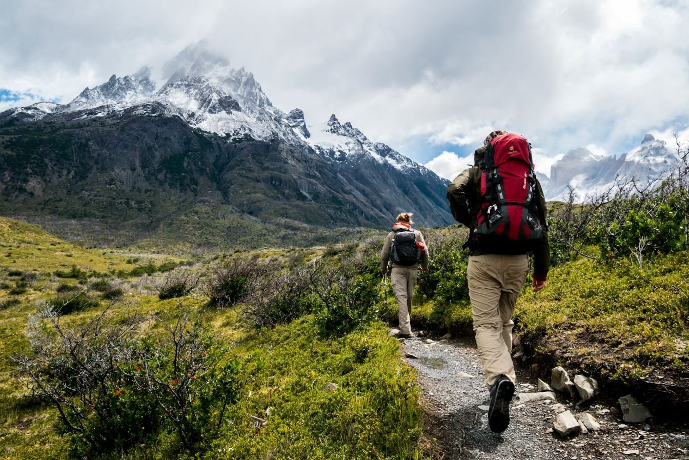 Zwei Wandere auf schmalem Pfad - Chile Nationalparks