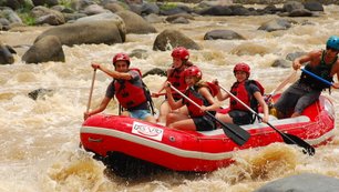 Reisegruppe beim Rafting in Costa Rica