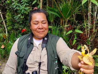 Frau zeigt BLume in Huila - Kolumbien Sicherheit