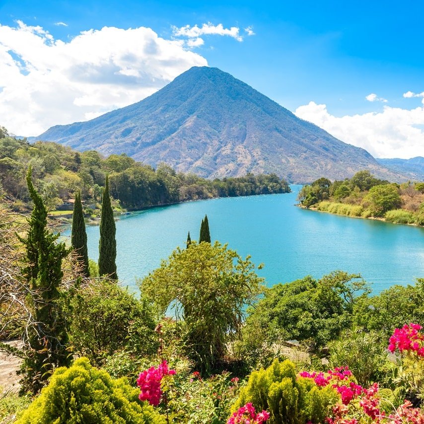 Blick auf den Atitlan See und den San Pedro Vulkan im Hochland von Guatemala