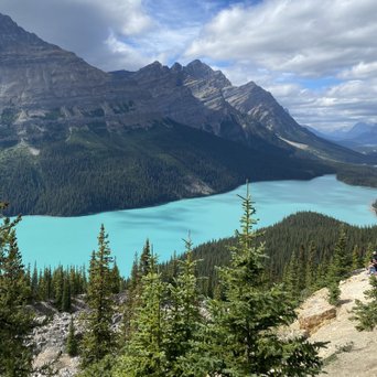 türkisblauer See in mitten von Bergen
