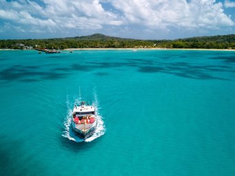 Bootsfahrt bei Corn Island in türkisblauem Wasser