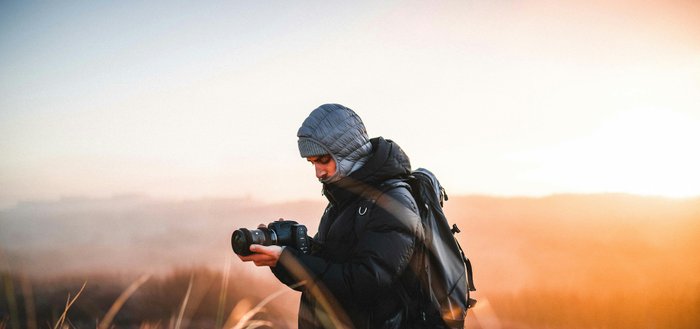 Kameramann fotografiert bei Sonnenuntergang