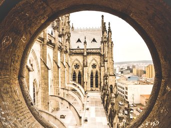 Blick durche in rundes Fenster in Quito