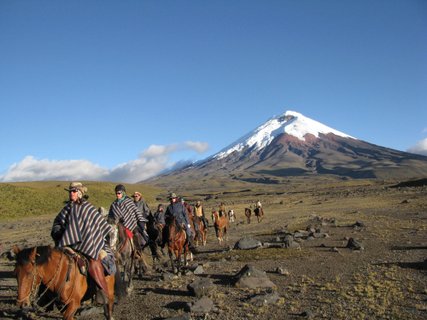 Ecuador & galapagos reise - Reitergruppe mit Vulkan im Hintergrund