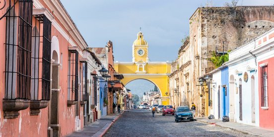 Antigua Stadt und berühmter gelber Torbogen