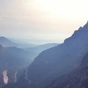 Nebelstimmung bei Sonnenschein in den Bergen von Montserrat