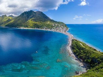 Kleines Dorf auf einer Insel zwischen Atlantik und Karibik