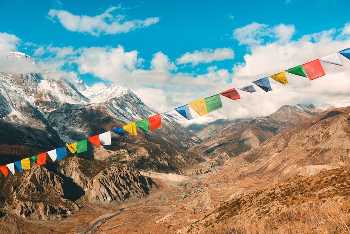 Gebtsfahnen im Hintergrund Gebirge - Nepal Reisen