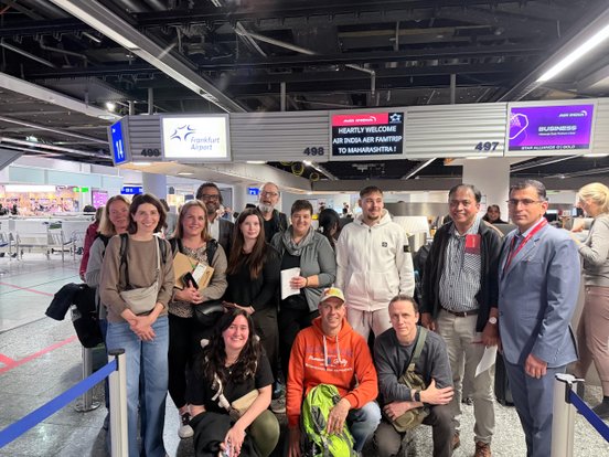 Erfahrung Air India - Reisegruppe am Flughafen