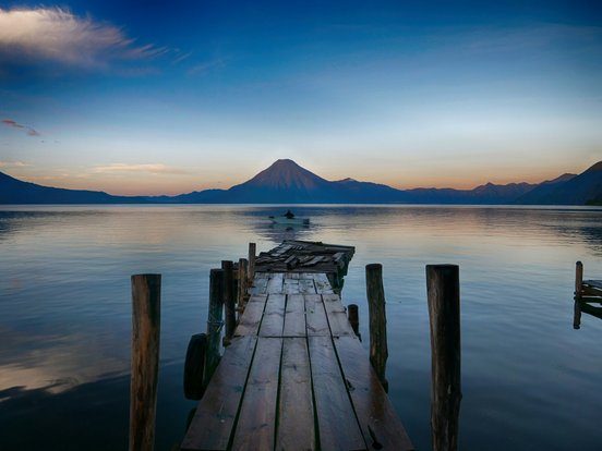 Steg in den Atitlán See am Abend