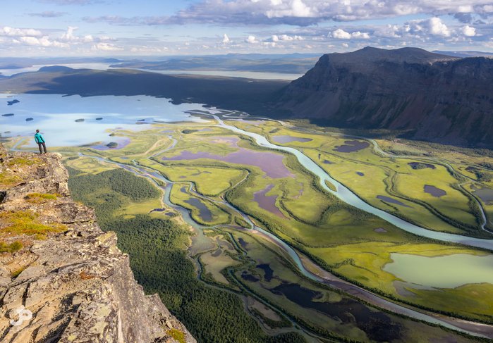 Türkisblauer Fluss von oben in Schweden