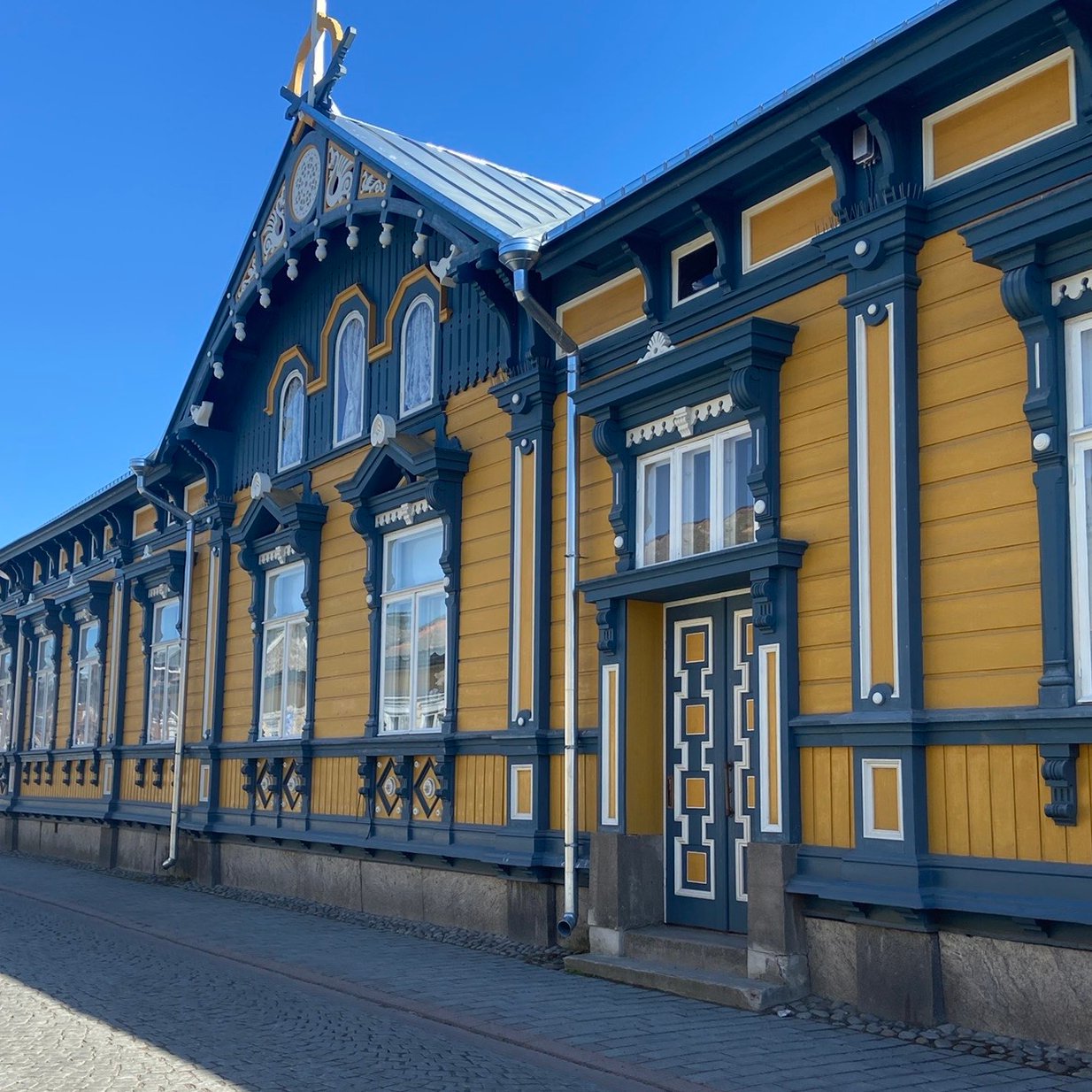 Gelbe Hausfassade om Finnland