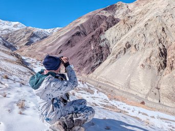 Paul Stoll beobachtet Schneeleopard