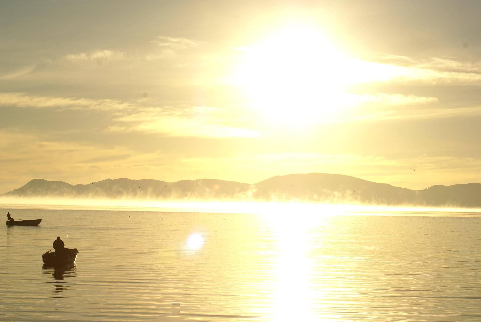 Sehr hell-gelbes Bild eines Bootes auf dem Titikakasee