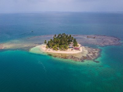 kleine Insel in türkisblauen Meer - Panama Highlights