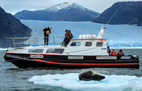 Patagonien Reise - Boot auf der Laguna San Rafael mit Gletscher im Hintergrund