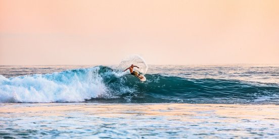 Surfer surft auf einer Welle