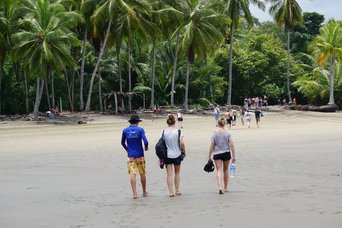 Menschen laufen am Strand