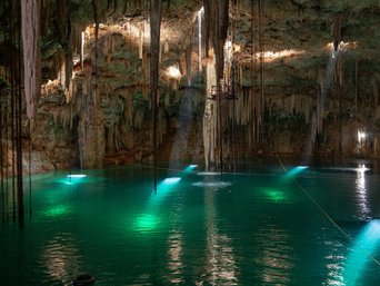 Mit Wasser gefüllte Höhle in Mexiko