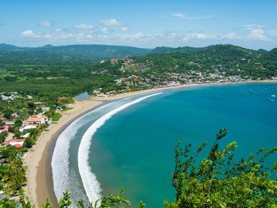 Luftaufnahme Sandstrand mit kleinem Dorf - Nicaragua Highlights