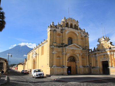 Gelbe Kirche in Kolonialstadt Antigua - Guatemala Highlights