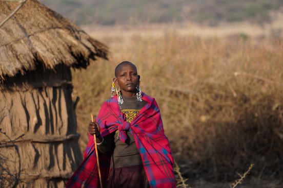 Massai-Frau in pinkem Gewand